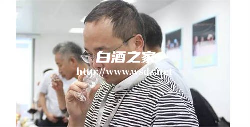 怎样辨别白酒是否酒精勾兑