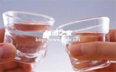 喝了白酒血压升还是降