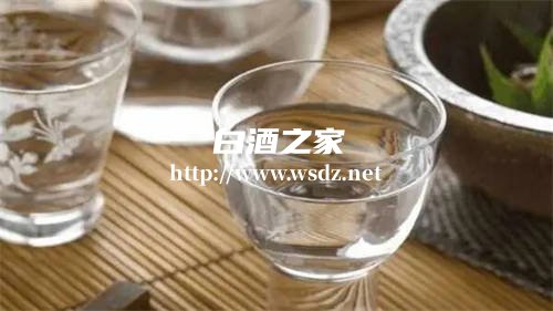 晚上喝点白酒睡觉好吗  2