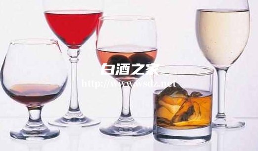 请客吃饭拿红酒还是白酒