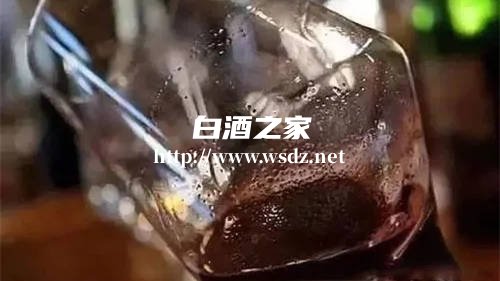 白酒摇晃后出现黑色物质是怎么回事