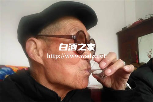 岁数大的人喝白酒好吗