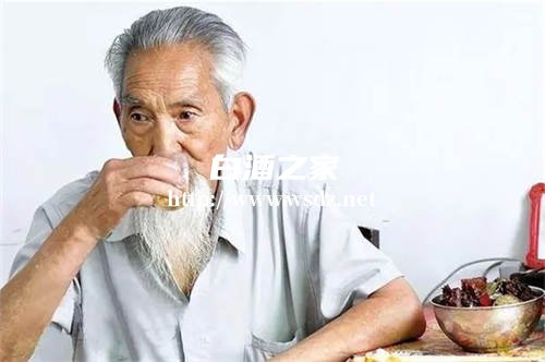 岁数大的人喝白酒好吗