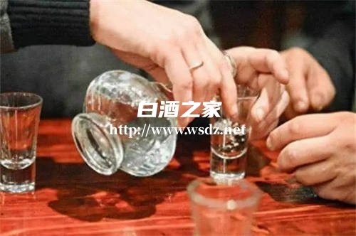 睡前喝白酒对身体好吗