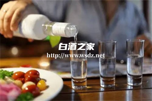 白酒兑着饮料喝能降低度数吗