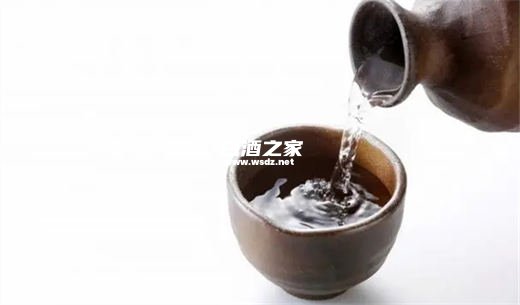 制作白酒用什么瓶子装  2