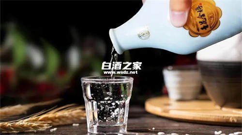 同一种酒度数高的贵还是度数低的贵  2