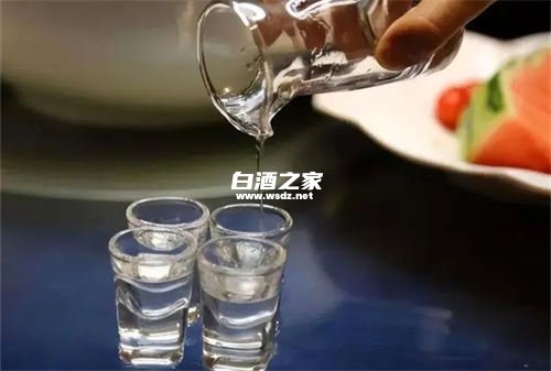 买白酒赠送威士忌违法吗  1
