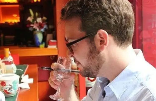 法国人喝中国产的白酒吗  1
