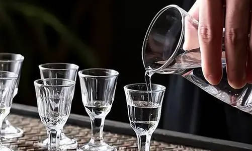 喝一次白酒就嗓子疼发烧怎么回事？5个原因一定要重视  3