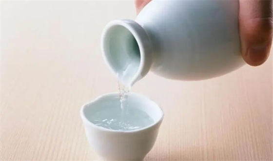 喝了半两白酒可以去游泳吗  1
