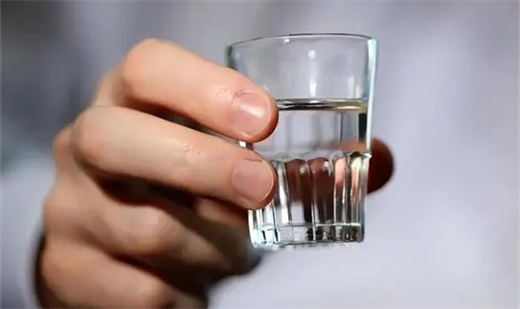 喝了半两白酒可以去游泳吗  3