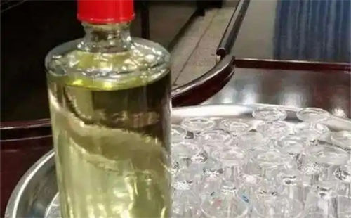 白酒放多久才会发黄变色  3