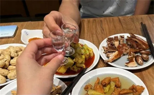 吃卤肉的时候适合喝白酒吗  2