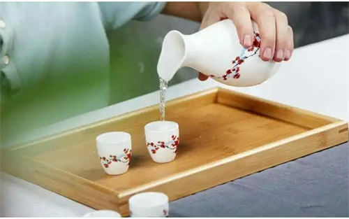 喝了少量的白酒能喂奶吗  2