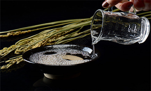 用什么泡酒祛除白酒里面的酒糟味的效果最好  3