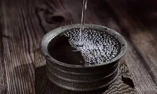 手扭伤了用老酒擦可以吗