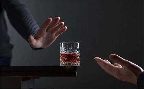 肋骨断裂治疗期间能喝白酒吗  3