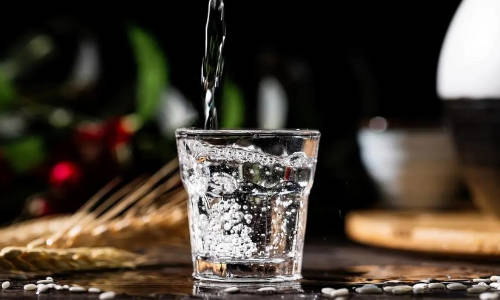 白酒在饮用之前要晃吗，为什么  3