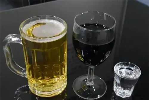 喝几瓶啤酒还能喝白酒吗  3