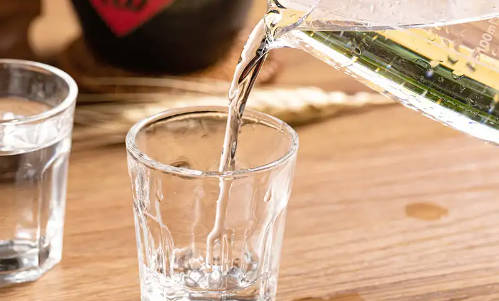花瓶养花水里面可以加点白酒吗