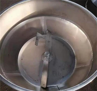 做白酒时搅拌粮食的工具  3