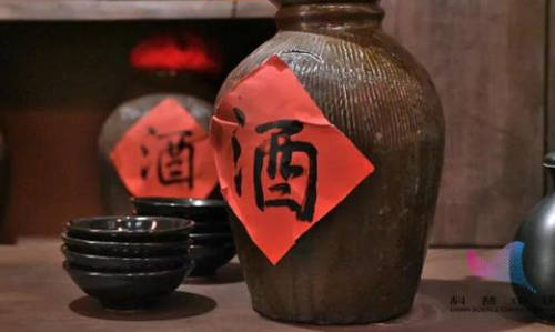 酱香型白酒和浓香型白酒那个可以存放的时间长  2