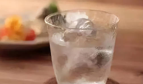 酒杯喝过酒几天了还有酒糟味正常吗，人久久白酒告诉你  3