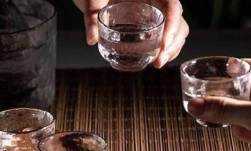 有的白酒酒精味道很刺鼻,但是有的不会很刺鼻是为啥