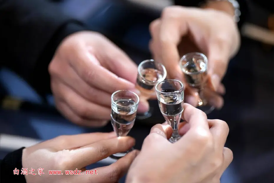 喝点白酒手就麻，原因和解决方法都在这里  1