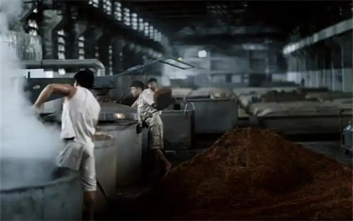 为什么白酒广告总爱拍酿酒师傅？