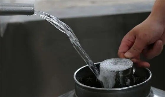 为什么白酒广告总爱拍酿酒师傅？  3