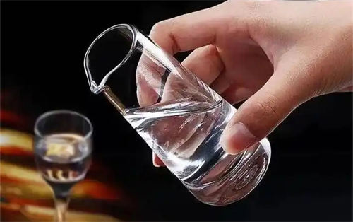 敬酒时敲桌三下的秘密：从乾隆到现代酒桌的“摩斯密码”  3