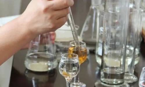 刚蒸馏完的白酒为什么不可以喝，有毒吗