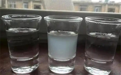 你能喝出瓶装水勾兑的白酒吗？