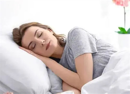 睡前一杯白酒真的助眠？神经科医生揭开酒精与睡眠的真相  2
