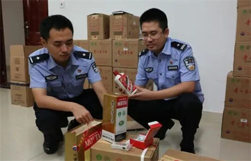 现在喝光的白酒瓶子有人回收吗  2
