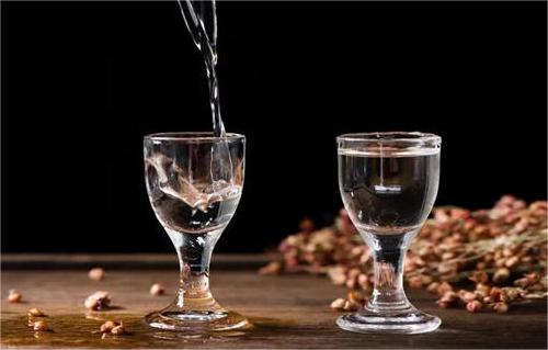 为什么喝白酒要用小杯？