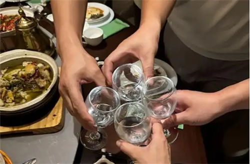 为什么中国人总在酒桌上谈真心  2