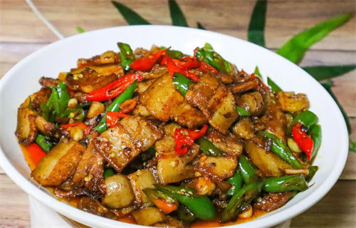 喝白酒前吃点东西真的不容易醉吗？