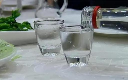 喝白酒后为什么会“上头”？  2