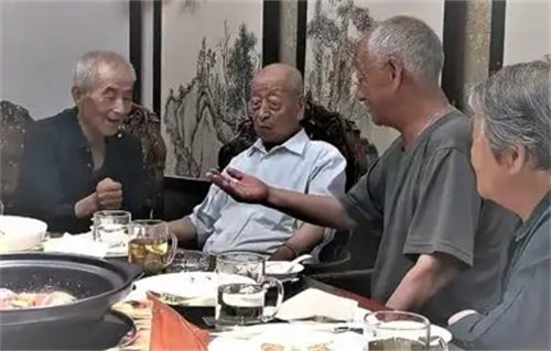 老爸每天喝二两白酒，到底算不算过量？  3