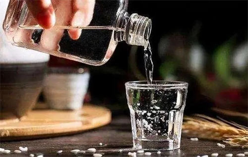 为什么有人说低度酒是高度酒加水兑的？  3