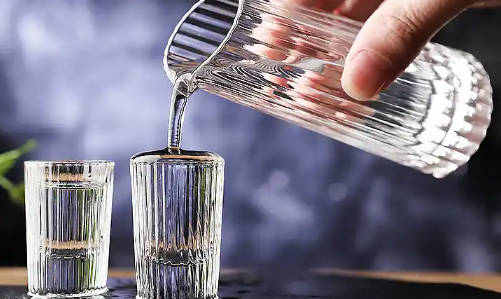 老白酒饮用前必看：醒酒与否？不同年份处理方式有差异  2