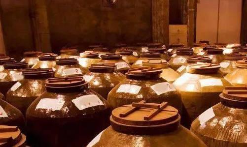 老白酒饮用前必看：醒酒与否？不同年份处理方式有差异  3
