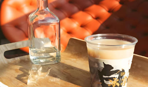 当白酒遇上咖啡、奶茶：年轻人的 “新中式饮酒”，到底有多野？