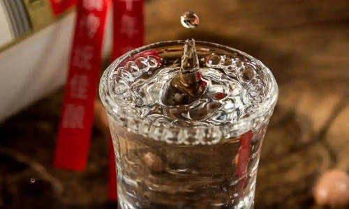 白酒加冰喝行不行？懂的人都不这么做