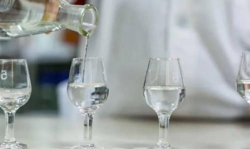 白酒加冰喝行不行？懂的人都不这么做  3