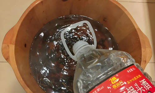 冬天脚凉睡不好？泡脚加白酒有用吗？