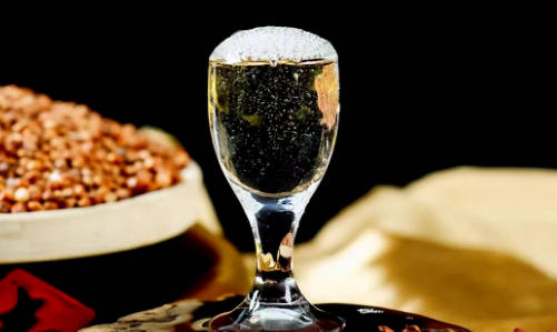 低度和高度白酒怎么选？看喝法就知道？人久久白酒告诉你  2